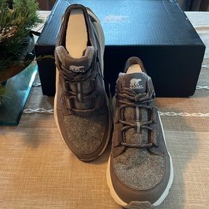 New in box Sorel Kinetic Rnego Caribou WP Quarry Sea salt sneaker boot 8.5